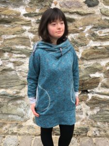 Amy von Pattydoo als Hoodie
